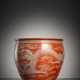 Großer Cachepot aus Porzellan mit orangerotem Fond und ausgesparten Drachendekor - Foto 1