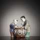 Porzellanskulptur zweier mit Grillen spielender Kinder mit 'Famille rose'-Bemalung - Foto 1