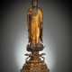 Figur des Buddha Amida aus Holz mit goldfarbener und schwarzer Lackfassung - фото 1