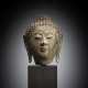 Kopf des Buddha aus Bronze auf einem Holzsockel - Foto 1