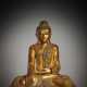 Skulptur des Buddha Shakyamuni aus Holz mit roter- und goldfarbener Lackfassung - Foto 1