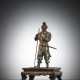 Miyao-Bronze eines stehenden Samurai als Angler, eine Fisch in den Händen haltend, Holzsockel mit Goldlack-Dekor - Foto 1