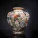 Große Satsuma-Vase mit Chrysanthemen-Dekor und Brokatmuster - фото 1
