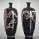 Paar Cloisonné-Vasen mit Drachendekor in Kasten - фото 1