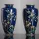 Paar blaugrundige Cloisonné-Vasen mit Dekor von Pflaumenblüten und Blumen, Randeinfassungen in Silber - photo 1