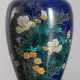 Feine Cloisonné-Vase mit verschiedenen Blüten wie Hibnisku und Astern neben Gräsern auf blauem Fond - photo 1