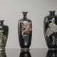 Drei Cloisonné-Vasen mit nachtblauem Fond: Paar Drachenvasen und Vase mit zwei Enten in feiner Ausführung - photo 1