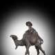 Bronzegruppe mit Darstellung eines Karako auf einem Kamel reitend - Foto 1