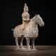 Keramikfigur eines berittenen Pferdes mit Resten von Bemalung - Foto 1