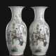 Zwei große Balustervasen aus Porzellan mit Darstellung in qianjiangcai mit Damen auf Terrasse - фото 1