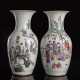Zwei Balustervasen aus Porzellan mit polychromen Darstellungen in qianjiangcai von Damen auf Terrasse und Gedichtaufschriften - фото 1