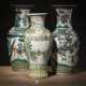 Paar Vasen mit krakelierter Glasur und 'famille verte'-Dekor von Theaterszenen und eine 'famille verte'-Vase mit Damen und Knaben - Foto 1