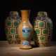 Paar polychrom glasierte Biskuit-Deckelvasen dekoriert mit 'shou'-Zeichen-Kartuschen und eine Vase mit Weihrauchbrenner- und 'fu'-Zeichen-Dekor in Fahua-Stil - photo 1