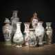 Sechs Vasen und zwei Deckelvasen aus Porzellan, dekoriert polychrom mit figuralen und floralen Darstellungen - Foto 1