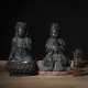Gruppe von vier Bronzen: sitzende Göttin Yanguang Niangniang, gekrönter Buddha, Kopf des Lachenden Buddhas und ein Lotossockel - Foto 1