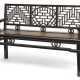 Holz-Sitzbank, teils schwarz lackiert, durchbrochen geschnitzt mit geometrischem Dekor und Doppelringen, Sitzfläche in Bambusimitation - фото 1