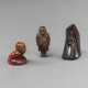 Drei Netsuke aus Holz, teils farbig gefasst - фото 1