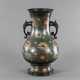Vase mit Lotos-Champlevé-Dekor aus Bronze - фото 1