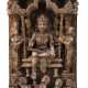 Große Stele aus Holz mit zentraler Darstellung des Krishna - Foto 1