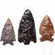 Drei paläoindianische Pfeilspitzen, zwei aus Feuerstein, eine aus Obsidian, Nordamerika, vor 1500 - photo 1