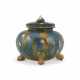 A SMALL BLUE AND SANCAI-GLAZED POTTERY TRIPOD JAR AND A COVER - Foto 1