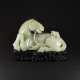 A PALE CELADON JADE ‘HORSE AND MONKEY’ GROUP - Foto 1