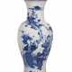 GRAND VASE BALUSTRE EN PORCELAINE BLEU BLANC - фото 1