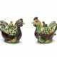 A PAIR OF GREEN, YELLOW AND AUBERGINE-GLAZED BISCUIT HEN-FORM EWERS AND COVERS - Foto 1