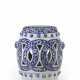 A BLUE AND WHITE OPENWORK STOOL - Foto 1