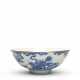 A BLUE AND WHITE 'DRAGON AND QILIN' BOWL - Foto 1