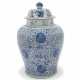 A LARGE BLUE AND WHITE JAR AND COVER - Foto 1