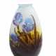 Außergewöhnlich große Vase mit Iris in Blau auf gelbem Grund. Gallé, Emile-Nancy. - photo 1