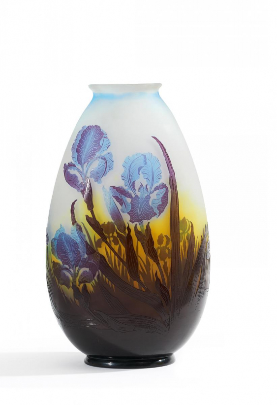 Außergewöhnlich große Vase mit Iris in Blau auf gelbem Grund. Gallé