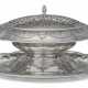 AN AMERICAN SILVER CENTERPIECE BOWL AND STAND AND SILVER-PLATED FLOWER GRID - Foto 1