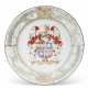 A CHINESE EXPORT PORCELAIN `ENGLISH MARKET` ARMORIAL PLATE - фото 1