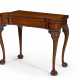 A CHIPPENDALE CARVED MAHOGANY TURRET-TOP CARD TABLE - Foto 1