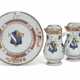 TWO CHINESE EXPORT PORCELAIN `ENGLISH MARKET` ARMORIAL JUGS AND COVERS AND A CHARGER - photo 1