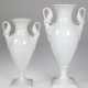 2 Vasen, Amphorenform mit 2 seitl. Schwanenhenkeln, Kaiser, Weißporzellan, H. 28,5 cm und 24 cm - photo 1