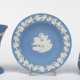 3 Teile Wegdwood, made in England, hellblau mit weißen figürlichen Auflagen und Randdekokationen, dabei 2 Vasen, H. 9 cm und 10 cm und Tellerchen, Dm. 11,3 cm - photo 1