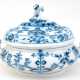 Meissen-Terrine, oval, vor 1860, Zwiebelmuster, mit 2 seitlichen Handhaben, blaue Schwertermarke mit 5 Schleifstrichen, Deckelrand min. best., L. 34 cm - фото 1