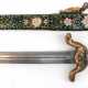 Cloisonné-Schwert, China, Scheide und Griff Messing farbig emailliert mit Blumen- und Ornamentdekor (einige kleine Fehlstellen), zweischneidige Stahlklinge, Ges.-L. 72 cm - Foto 1