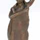 Bronze-Leuchter, figürlich, 20. Jh., "Weiblicher Akt ein Gefäß auf dem Kopf tragend und sich ein Kleid vor dem Köper haltend", rücks. monogr. "PG?", H. 25 cm - photo 1