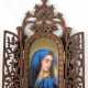 Heiligenbild "Madonna", 19. Jh., Öl/Porzellan, im geschnitzten, durchbrochenem Holzrahmen mit Klappflügeln (mit Riß), ges. 16,5x10,5 cm - фото 1