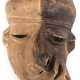 Afrikanische Maske, Holz geschnitzt, z.T. farbig gefaßt, seitl. am Ohr repariert, 9,5x27x18 cm - photo 1
