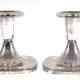 Paar Kerzenhalter, Silber, Schweden 1965, signiert "T. Eloh", Stand gefüllt, quadratischer Fuß und Tüllenrand, H. 8 cm - фото 1