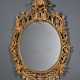 A GEORGE III STYLE GILTWOOD AND GILT-COMPOSITION MIRROR - Foto 1