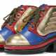 A PAIR OF RED, BLUE, AND GOLD LEATHER BOOTS - Foto 1