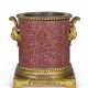 A FRENCH ORMOLU-MOUNTED IMPERIAL PORPHYRY CACHE-POT - Foto 1
