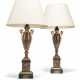 A PAIR OF CHARLES X GILT-METAL-MOUNTED T&#212;LE-PEINTE LAMPS - Foto 1