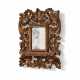 Southern German. SMALL WODDEN MIRROR WITH ROCAILLES AND SHELF - Foto 1